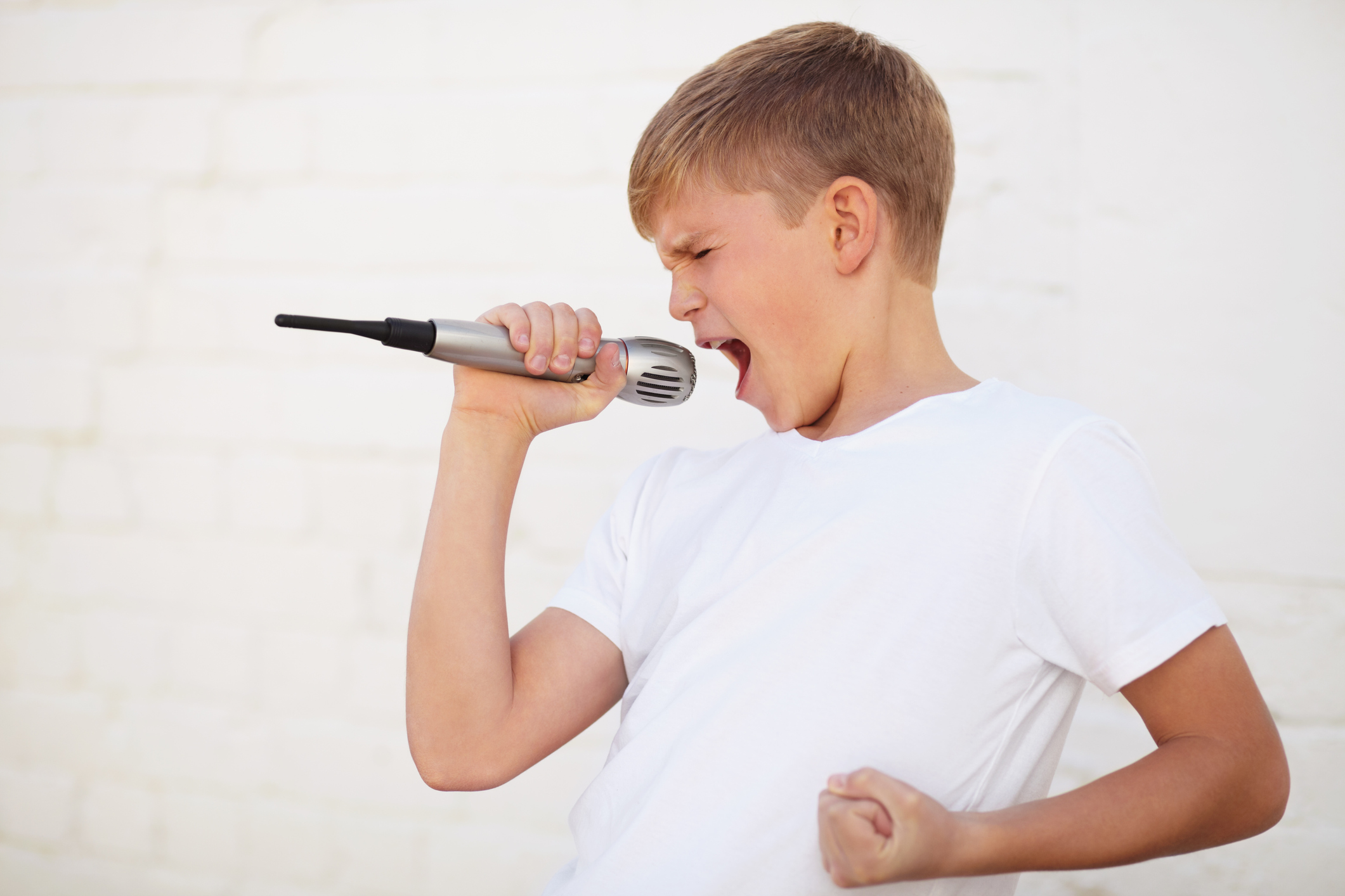 Песни петь без телефона. Мальчик с микрофоном. Ребенок с микрофоном. Подросток с микрофоном. Мальчик поет.